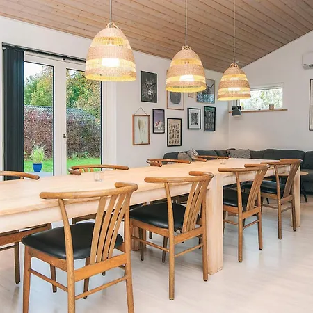 10 Person In Glesborg-by Traum